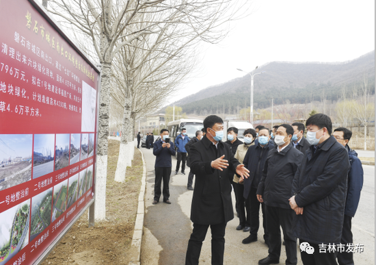 图为吉林市委书记贺志亮（右一）在磐石市城区南出口实地调研环境整治及绿化工程项目情况。