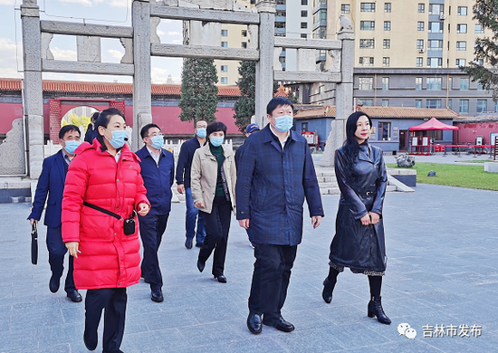 吉林市委副书记、市长贺志亮(中)在吉林文庙博物馆实地调研。