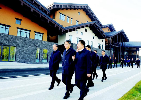 在通期间,台州市党政代表团在通化市委书记高志国等市领导的陪同下考察杨靖宇干部学院。记者袁昊摄