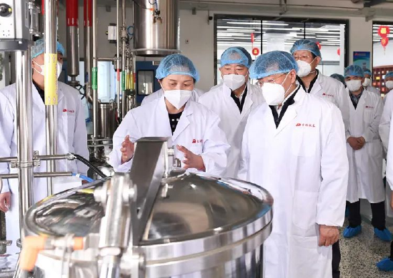 4月20日，韩俊在敦化市吉林敖东药业集团股份有限公司检查指导企业生产经营和疫情防控工作。宋锴 摄