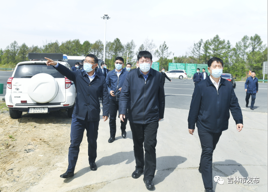 图为吉林市委书记贺志亮(中)在丰满收费站检查周边环境整治情况。