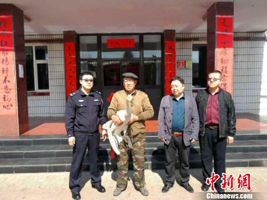 山西省大同市公安局南郊分局森林派出所日前成功救助了一只因病被困的国家二级保护动物白天鹅。山西省森林公安局供图