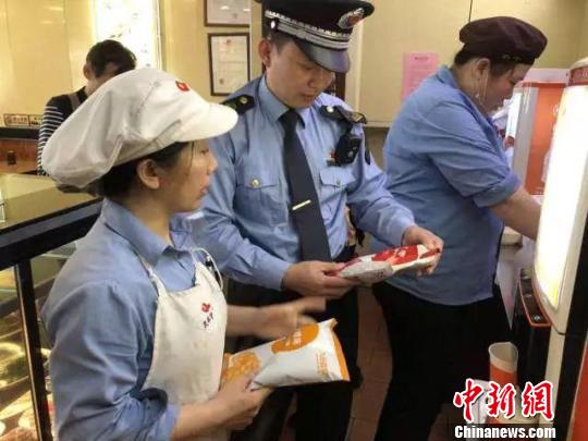 北京市食药监局对外卖店铺进行检查。 杜燕 摄