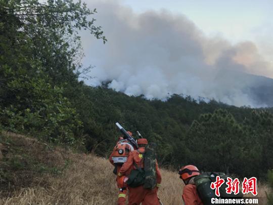 消防队员向火场挺进。 李从林 摄