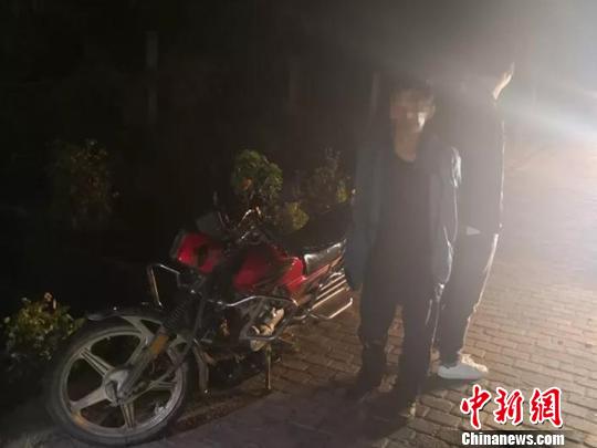 图为警方抓获的犯罪嫌疑人与缴获的毒品。　腾冲市公安局供图 摄