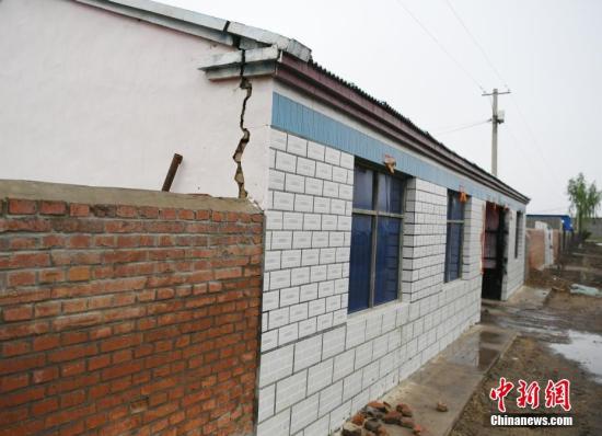 吉林松原发生5.1级地震 民居墙壁有裂痕。中新社记者 张瑶 摄