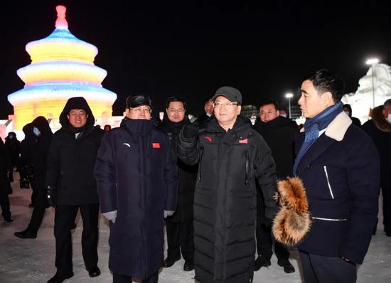 12月18日,吉林省委书记景俊海到长春冰雪新天地,就冰雪经济发展情况进行调研,详细了解运营情况。
