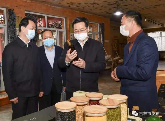 市长王路(右二)在舒兰市天德乡三梁村,调研三稻粱种植合作社春耕准备情况