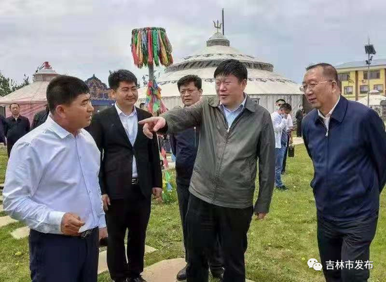 吉林市委书记贺志亮(右二)在昌邑区孤店子镇意禾田家庭农场,调研家庭农场高质量发展情况。
