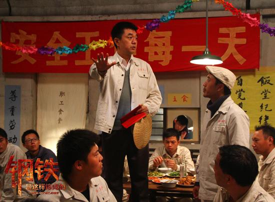 2014年后,董勇尝试出演不同类型的角色。在电视剧《彭德怀元帅》中饰演彭德怀(上),在电影《钢铁,是这样炼成的》中饰演钢铁厂负责人。