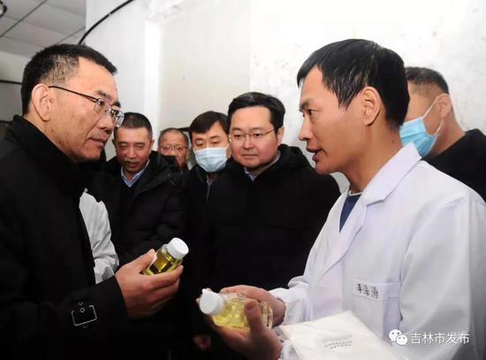 中国农业科学院党组书记张合成(左一)在市长王路(右二)的陪同下,在中国农科院特产研究所调研生物替抗药物发酵工程实验室工作情况。