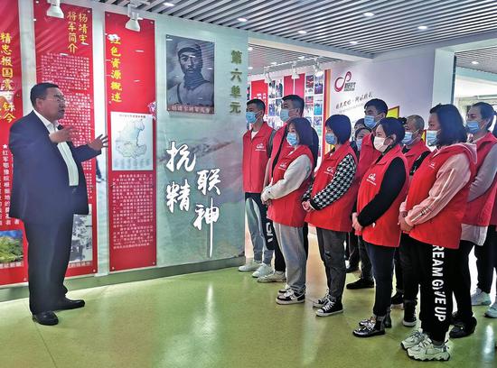 在靖宇县新时代文明实践中心,白山红色故事宣讲团成员、史志专家董新春在讲述共产党员开展地下斗争的传奇故事。 记者 李慧龙 摄