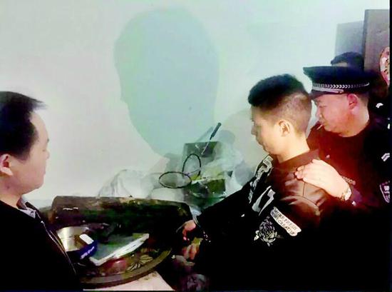 图为:石大顺涉黑团伙藏匿的气枪