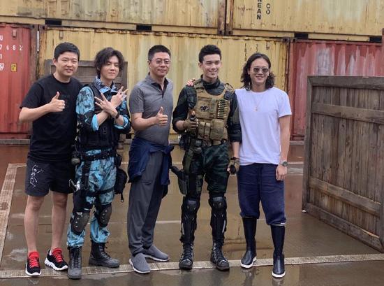 许宏宇(右一)和剧组成员。