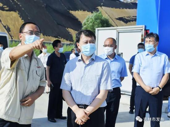 图为吉林市委书记王庭凯(中)在吉林炭素有限公司整体搬迁及技术升级改造项目建设现场调研。