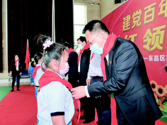 通化市委书记高志国为一年级新入队的学生佩戴红领巾。记者庄新岩摄