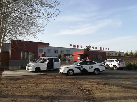 记者在凉城县看守所门外等待谭秦东出来 澎湃新闻记者 吴跃伟 图