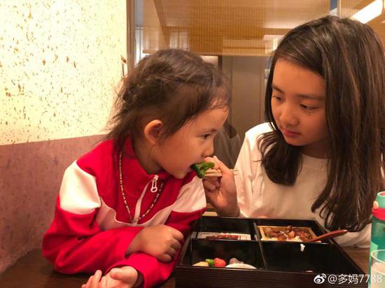 多多喂多妹吃饭