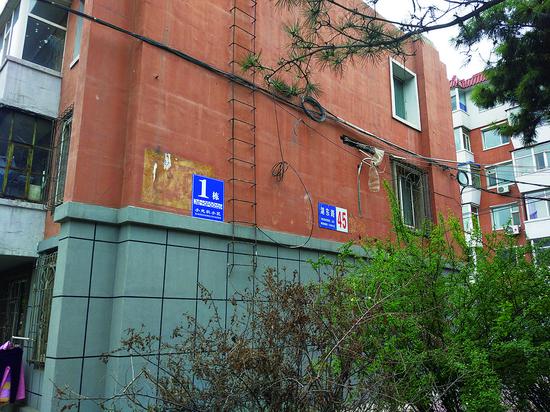 湖滨街附近住宅楼上不正规的地名标志牌。 林桂清 摄