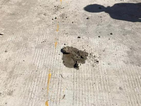 当地环保局标记的污染地块,大部分已浇筑混泥土。记者从裸露土地上取来土块淋湿,能闻到刺鼻的异味。澎湃新闻记者 廖文君 摄