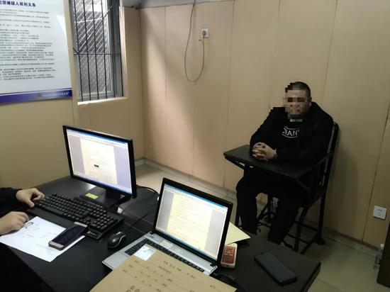 办案民警审讯犯罪嫌疑人。 乐山市公安局供图