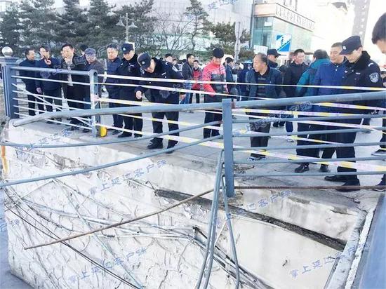 民警在现场维持秩序,将冲断的护栏位置封闭