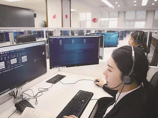接线员认真记录市民的供热反映