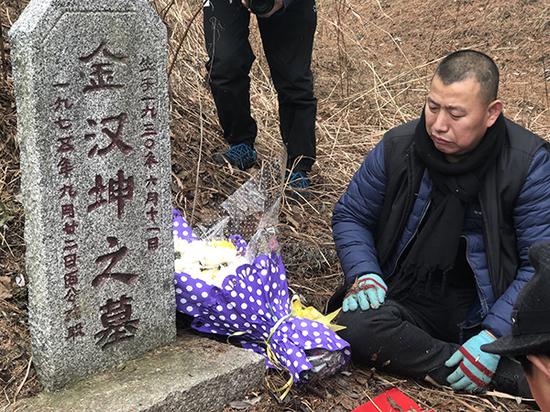 金哲宏无罪出狱之后,回老家祭拜亡父。 本文图片 澎湃新闻记者 王选辉 图