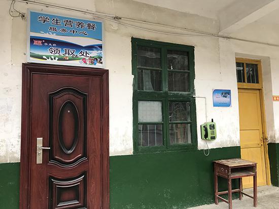 “倒奶”事发学校的学生奶存放室