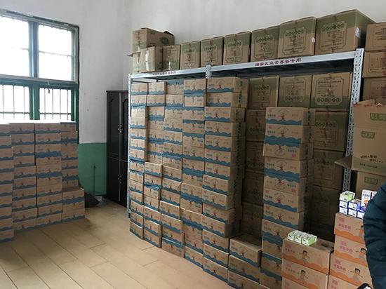 存放在罗洪中心小学的部分学生营养餐