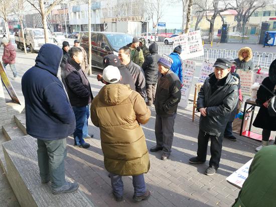 　哈尔滨市人才市场附近的抚顺街，每天有上百名农民工在这里等“力工活”。刘振华等人曾来这里“招募”了不少工人。澎湃新闻记者 朱远祥 图