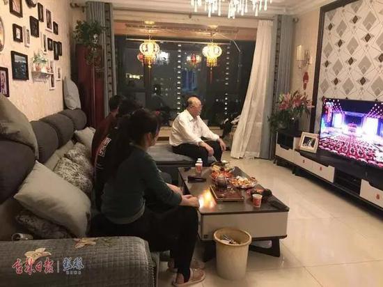 云南女孩朗华成为长春媳妇后,在这里过得第一个年,她正在和家人们看吉林长春一汽分会场的精彩节目。
