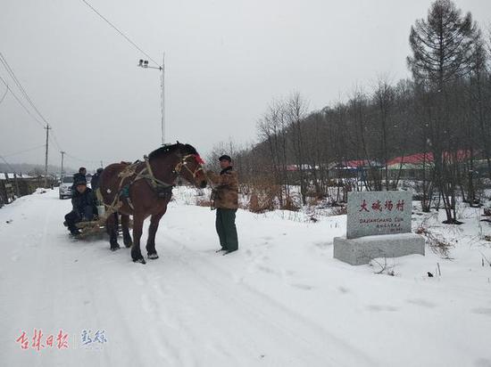 金灯送到村口