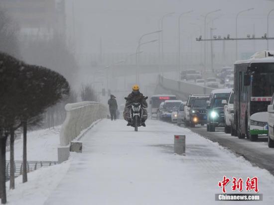 3月21日，春分，地处东北地区中部的吉林省出现大范围强降雪，多地甚至达到大到暴雪级别。刘栋 摄