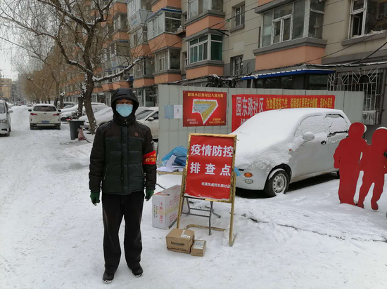 刘凯顶风冒雪仍坚持在值勤点工作中