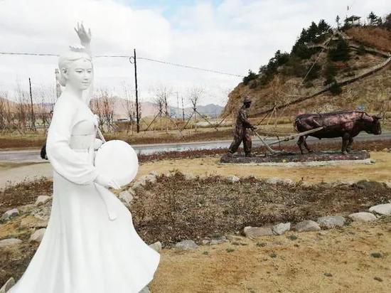 水南村朝鲜族风情雕塑。新华社记者张建摄