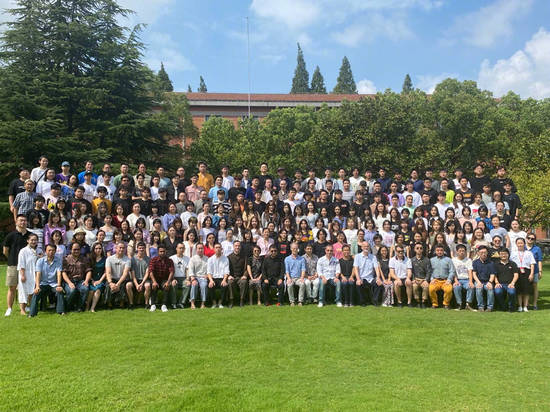 上海大学上海温哥华电影学院2020年开学典礼全体师生合影