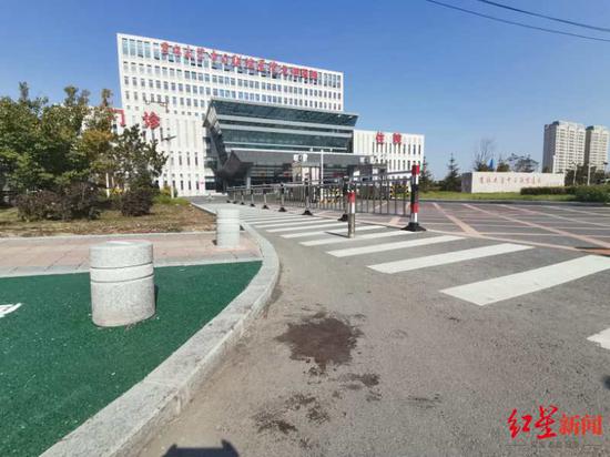 10月8日的北湖医院大门外,在前一晚车祸中受伤的许某的血迹依然清晰可见