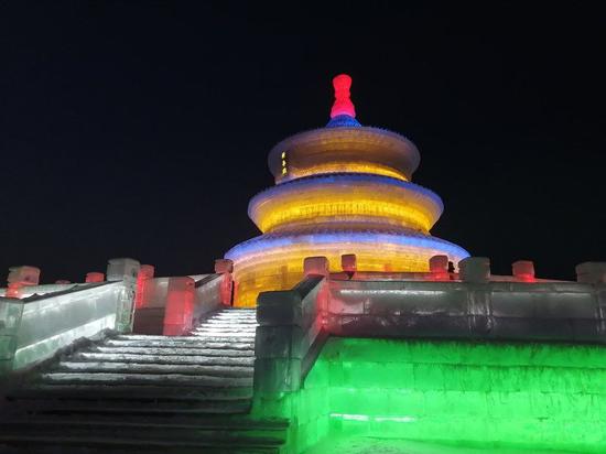 图为2021年1月30日拍摄的长春冰雪新天地冰雕。新华社记者 张建 摄