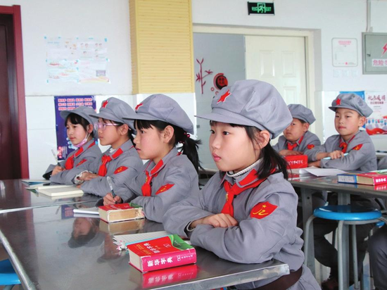 翰章红军小学学生认真聆听红色故事。 单发 摄