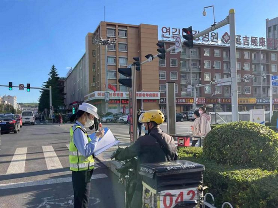 交警进行交通安全检查