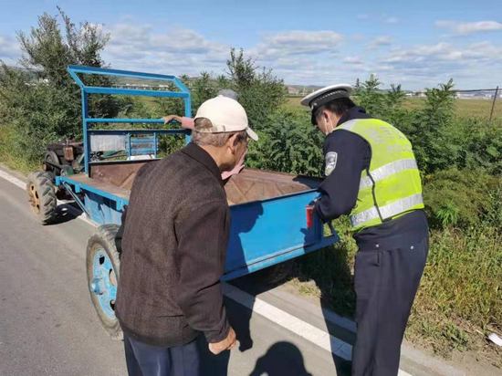 交警进行交通安全检查