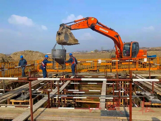 图为该项目的新建塔基组织施工现场。