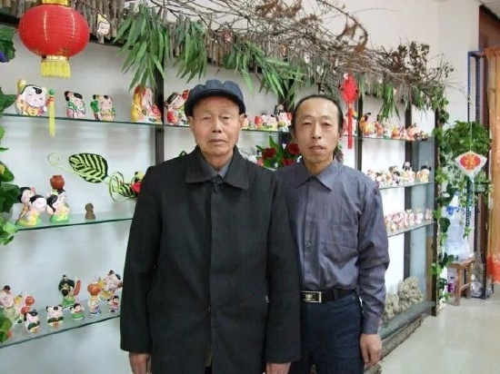 钟东生与父亲合影照