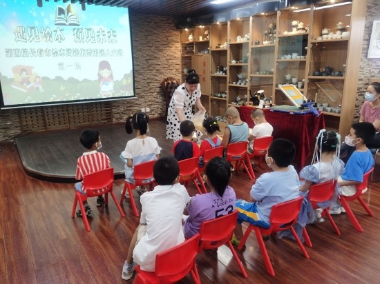 选手为听故事的小读者发礼品