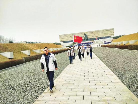 清明节临近,吉林省万和光电集团党支部全体党员和积极分子来到长春市烈士陵园祭奠英烈。