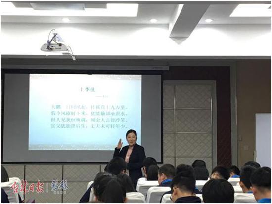 从教十二年,施晓明一直严格要求自己