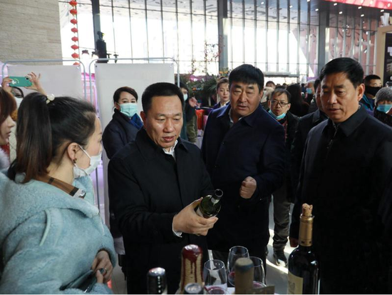 开幕式后,通化市领导到葡萄酒展台参观。 庞林摄