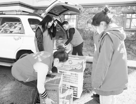 近日,通化市住房公积金管理中心开展党日活动,工作人员走进通化市聖清颐年居康养中心,为生活在那里的老人们购买了水果并提供温馨服务。记者党淑梅摄