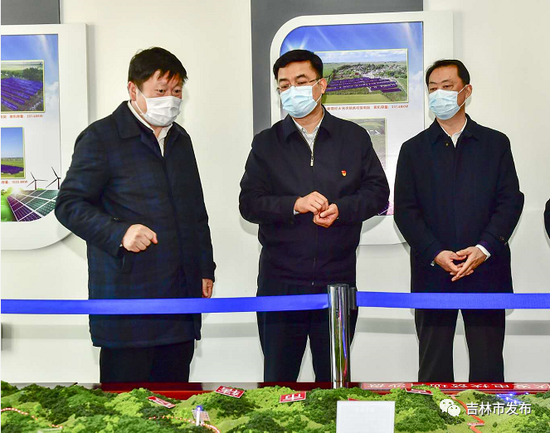 吉林省委常委、省纪委书记、省监委主任张忠(中)在吉林市委副书记、市长贺志亮(左)的陪同下,来到舒兰市普惠新能源有限公司调研80兆瓦光伏电站扶贫项目建设情况。